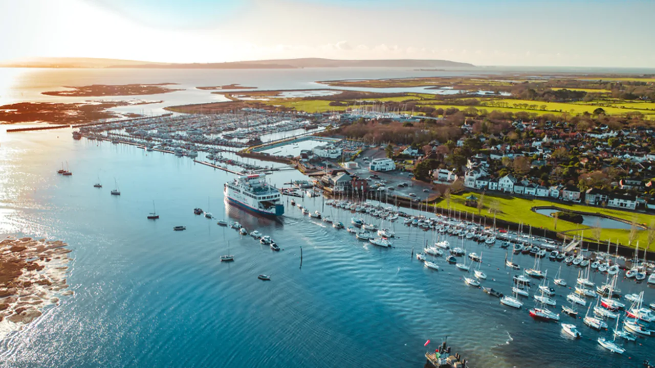 Wightlink feribotu Lymington'dan New Forest kıyısı boyunca kalkıyor