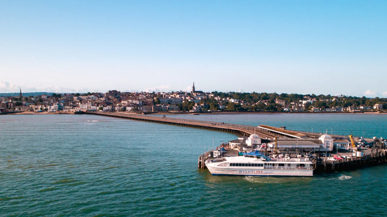 Ryde İskelesi'ndeki Wightlink FastCat