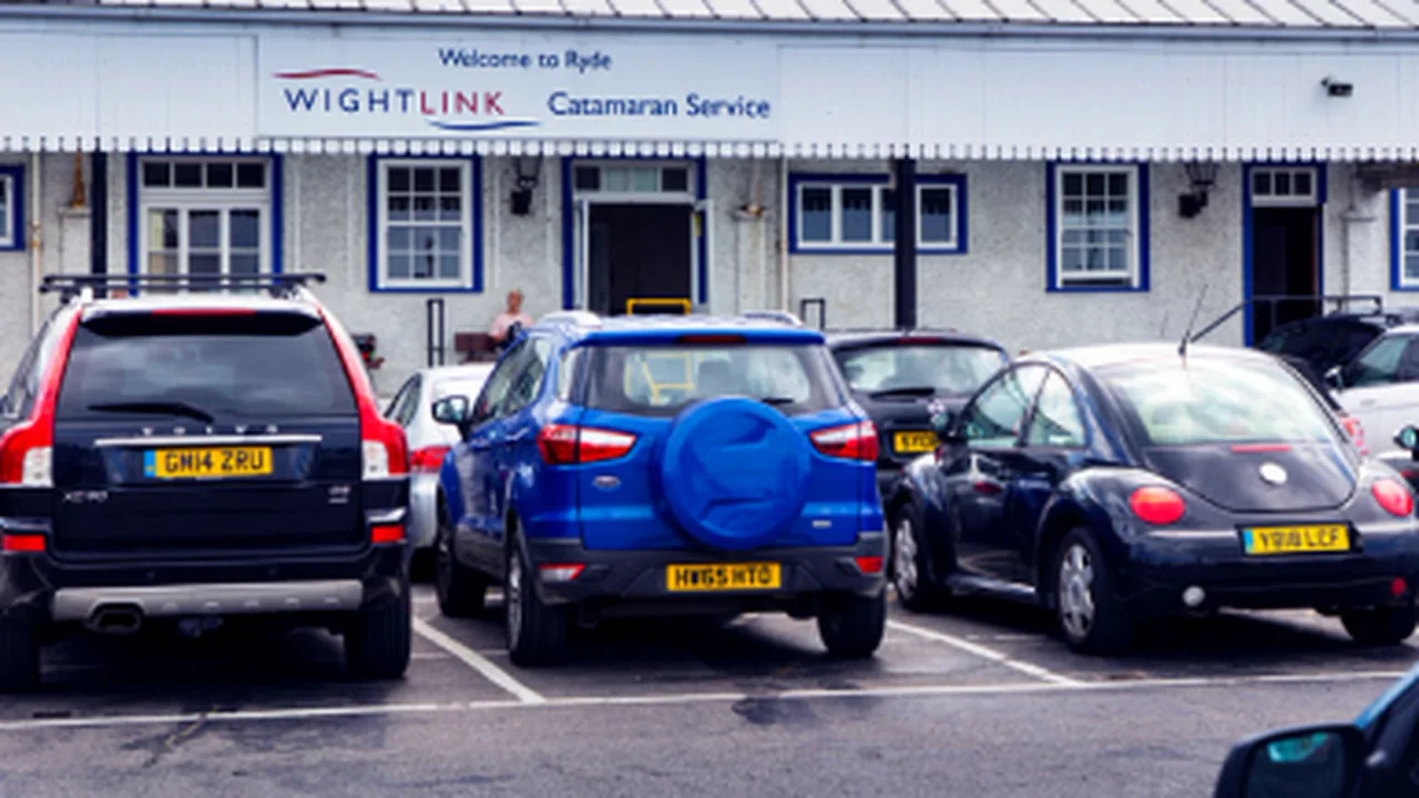 Wightlink terminalinde bekleyen araçlar