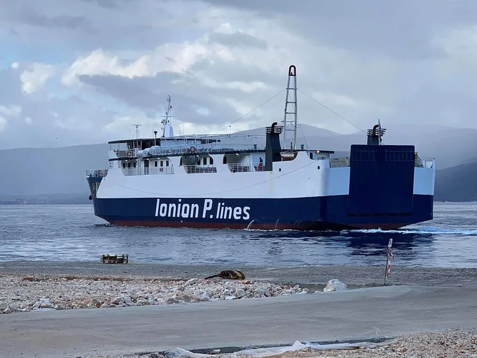 Ionion P. Hat feribot kuzey Ionian adalarına hizmet ediyor