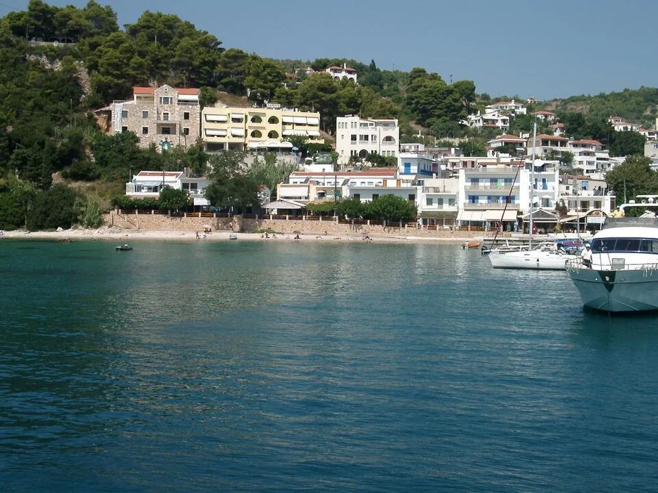 Alonissos kıyısı ve liman çevresi