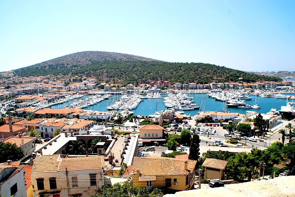 Çeşme kıyısı ve liman çevresi