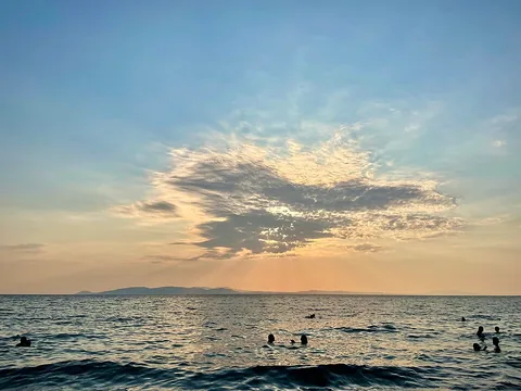 Dikili limanı ve kıyı manzarası
