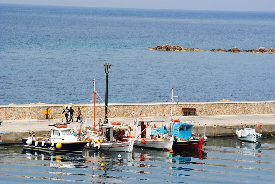Glossa, Skopelos kıyısı ve liman çevresi