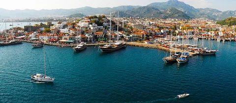 Marmaris limanı ve kıyı manzarası